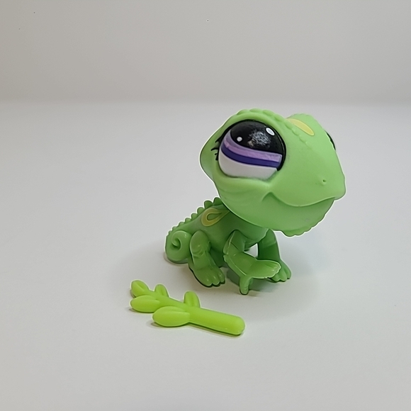 Littlest Pet Shop #2399 Green Orange Chameleon Lizard with Leaf LPS - Picture 2 of 5